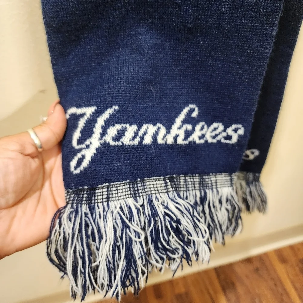 Forever Colectibles NEW YORK YANKEES Logo Unisex Scarf